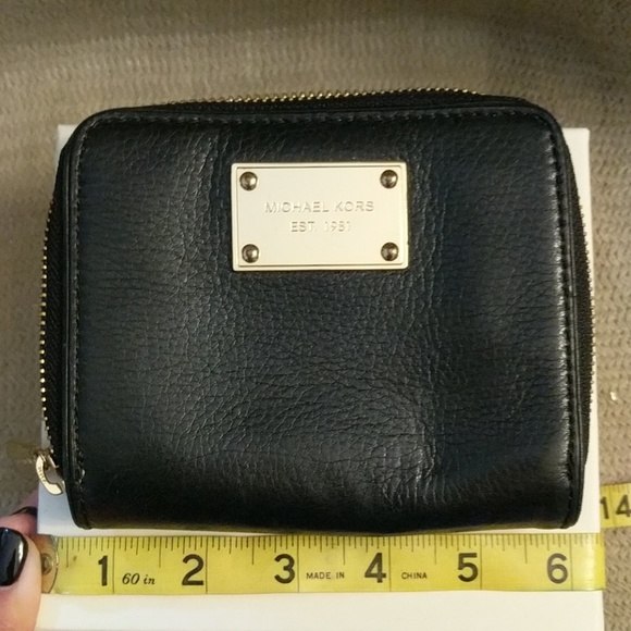 Michael Kors Signature Wallet - Picture 5 of 5